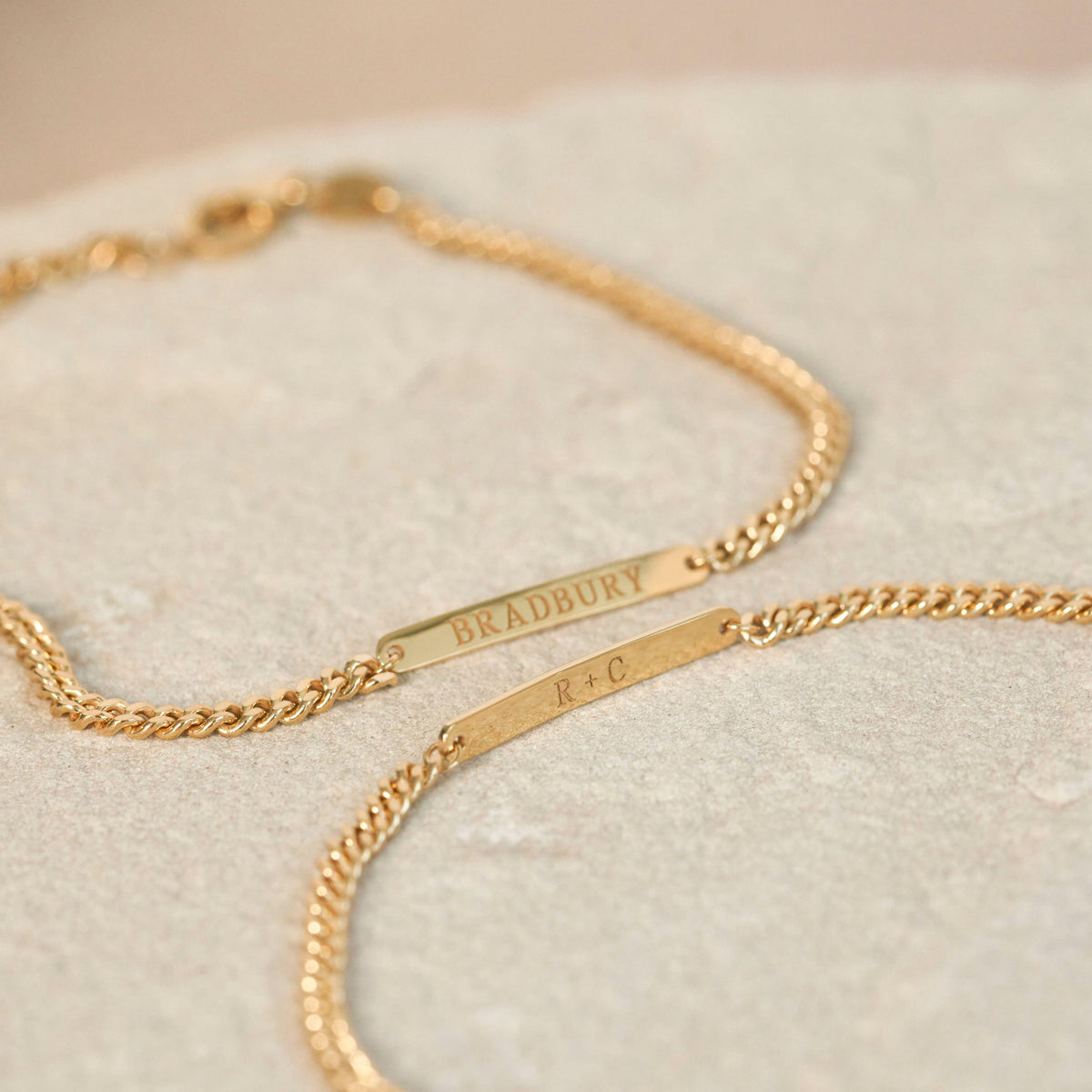 Nicole - Engraved Bar Bracelet with Curb Chain