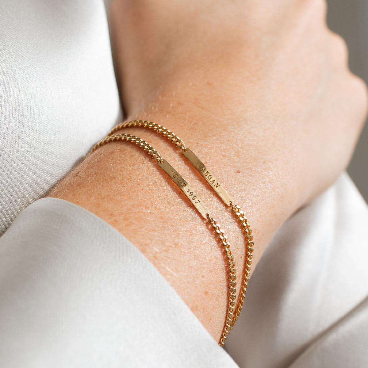 Nicole - Engraved Bar Bracelet with Curb Chain