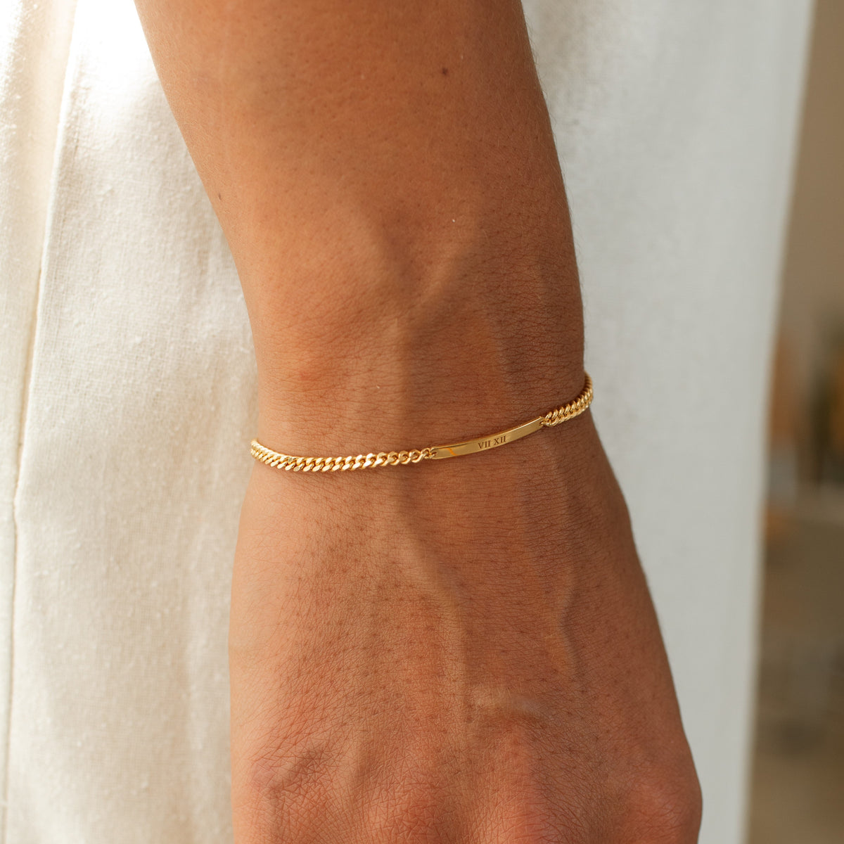 Nicole - Engraved Bar Bracelet with Curb Chain