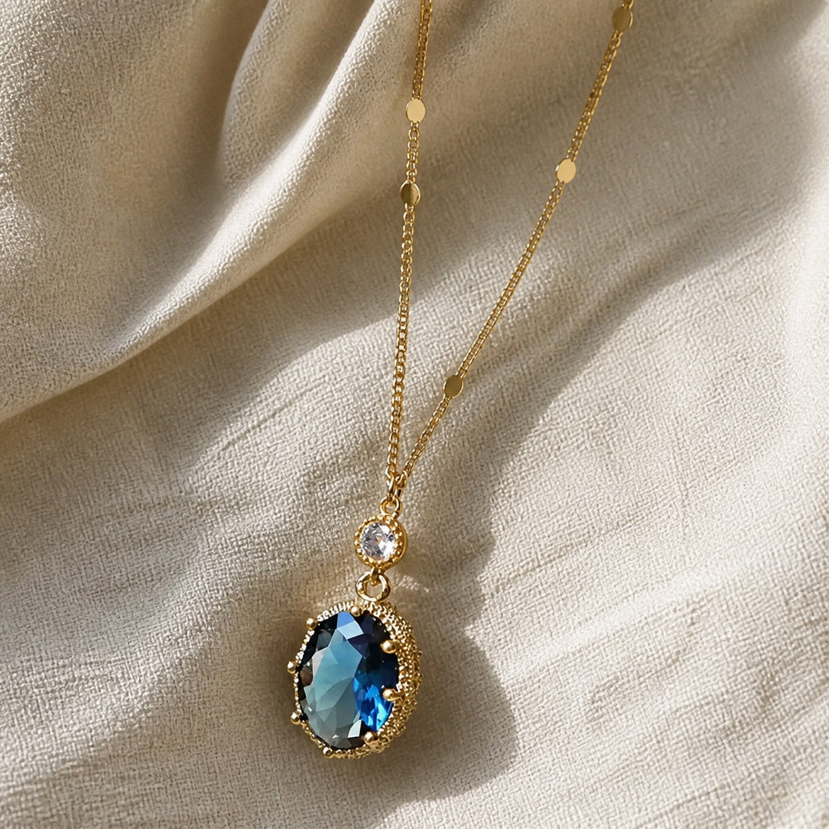 Isla - Oval Halo Pendant Necklace