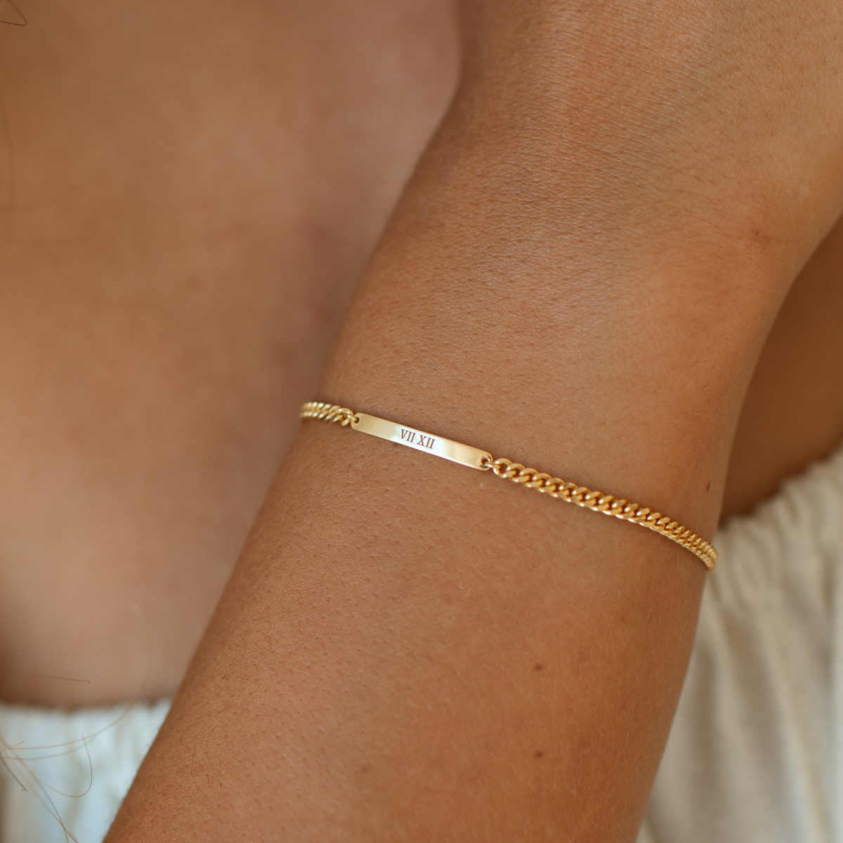 Nicole - Engraved Bar Bracelet with Curb Chain