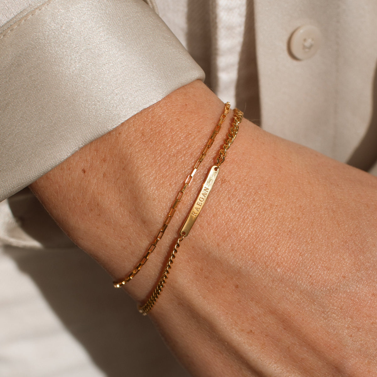 Nicole - Engraved Bar Bracelet with Curb Chain