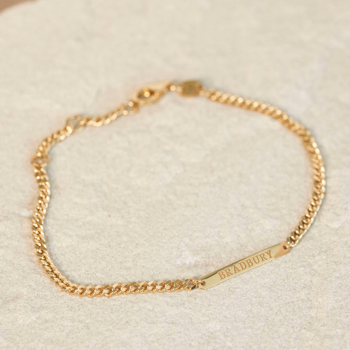 Nicole - Engraved Bar Bracelet with Curb Chain