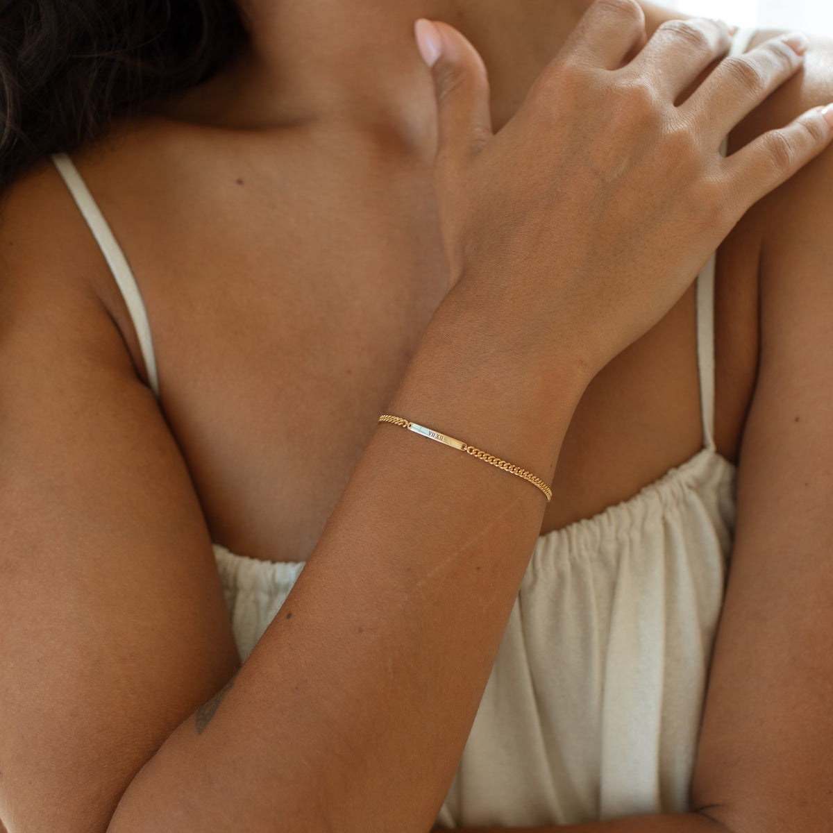 Nicole - Engraved Bar Bracelet with Curb Chain