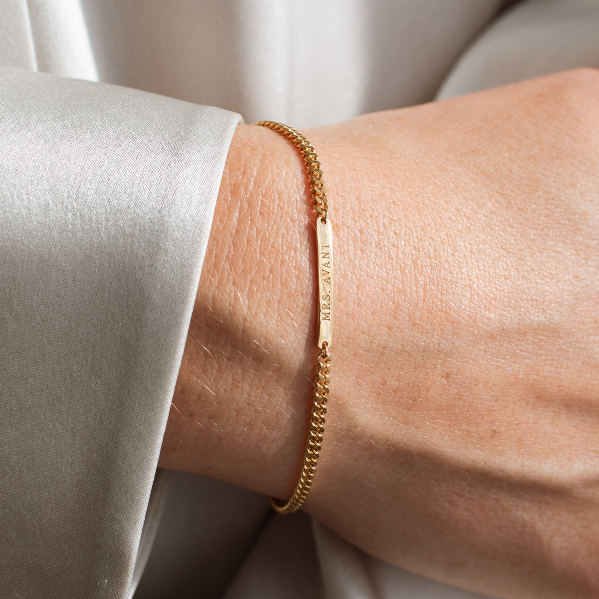 Nicole - Engraved Bar Bracelet with Curb Chain