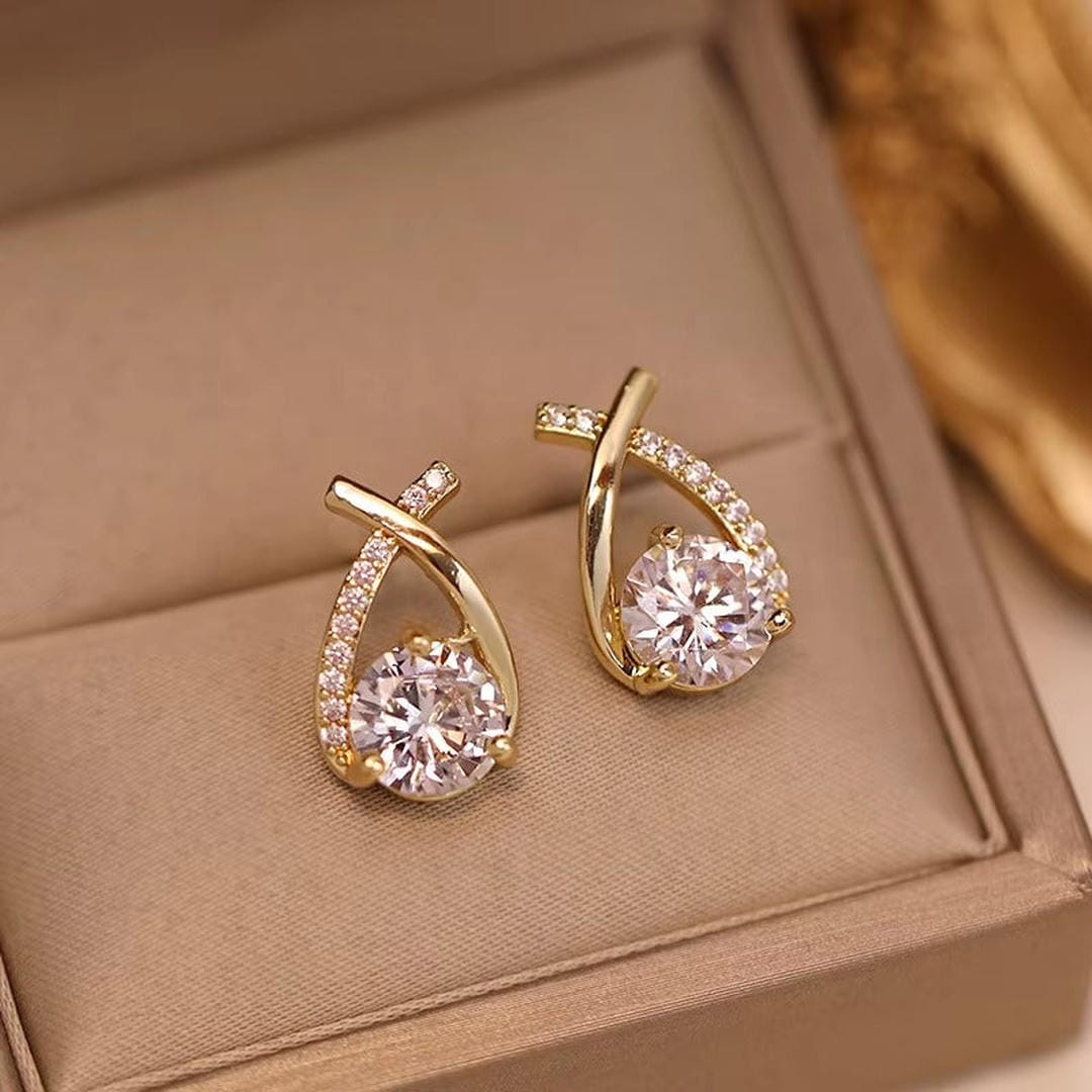 Hannah - Twisted Teardrop Stud Earrings
